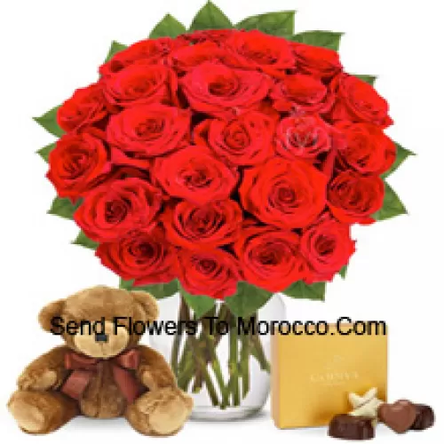 31 Rosas rojas con algunas helechos en un jarrón de vidrio acompañadas de una caja de chocolates importados y un lindo osito de peluche marrón de 12 pulgadas de altura