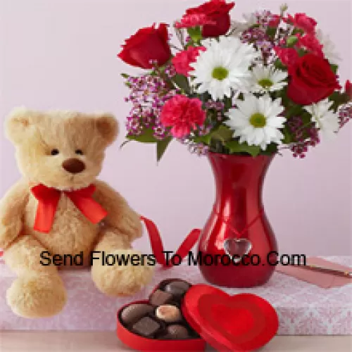 Roses rouges et Gerberas blanches avec quelques fougères dans un vase en verre accompagnés d'un mignon ours en peluche brun de 12 pouces de hauteur et d'une boîte de chocolats importée