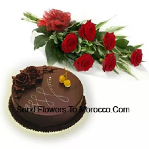 Un hermoso ramo de 7 rosas rojas junto con 1 lb (1/2 Kg) de pastel de chocolate