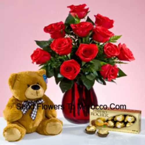 11 Rose Rosse con alcune Felci in un Vaso di Vetro, un Carino Orso di Peluche Marrone alto 12 Pollici e una Scatola di 16 pezzi di Cioccolatini Ferrero Rocher