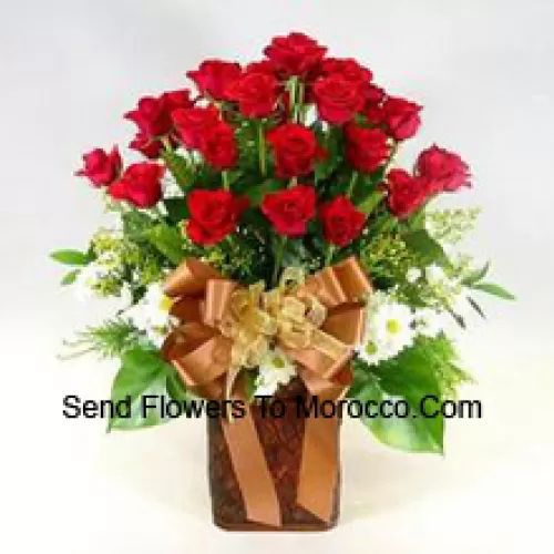 23 rosas rojas y 14 gerberas blancas con rellenos de temporada en un jarrón