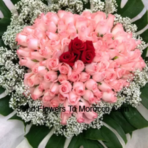 Mazzo di 96 rose rosa e 3 rosse con fiori di stagione