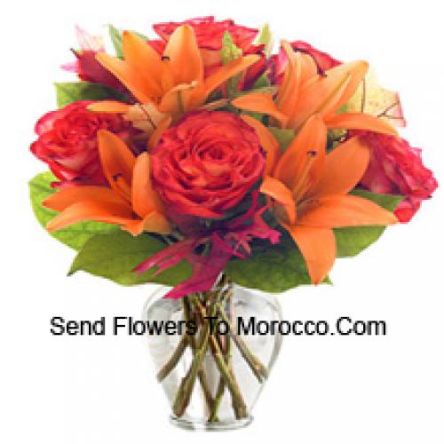 Lys orange et roses orange en vase