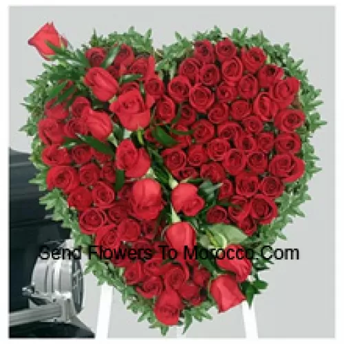 Un Bellissimo Disposizione a Cuore di 101 Rose Rosse