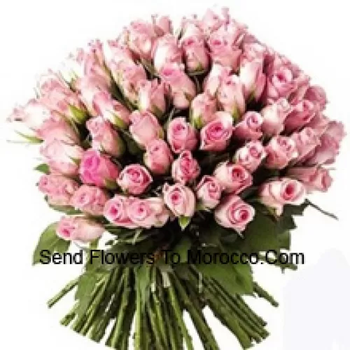 Bouquet de 75 roses roses avec des remplisseurs saisonniers