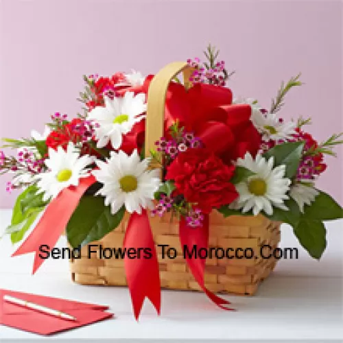 Un bel arrangement de gerberas blancs et de œillets rouges avec des garnitures saisonnières