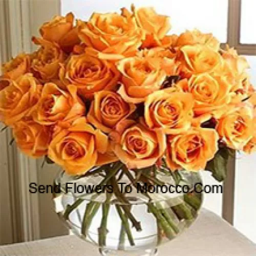 25 Roses Orange avec quelques fougères dans un vase en verre