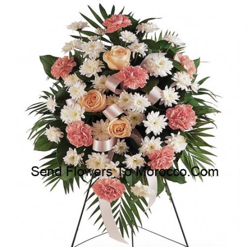 Elegantes flores de condolencia con soporte