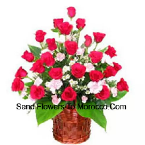 Cesto di 25 rose rosse con riempitivi