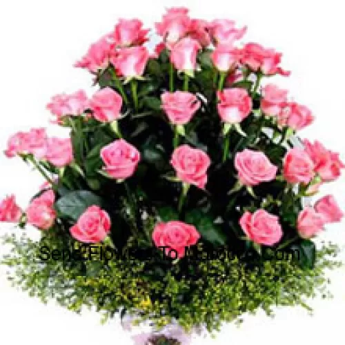 Cesto com 31 rosas cor-de-rosa com preenchedores sazonais