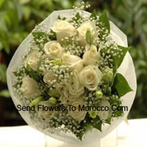 Bouquet de 12 roses blanches avec des remplisseurs