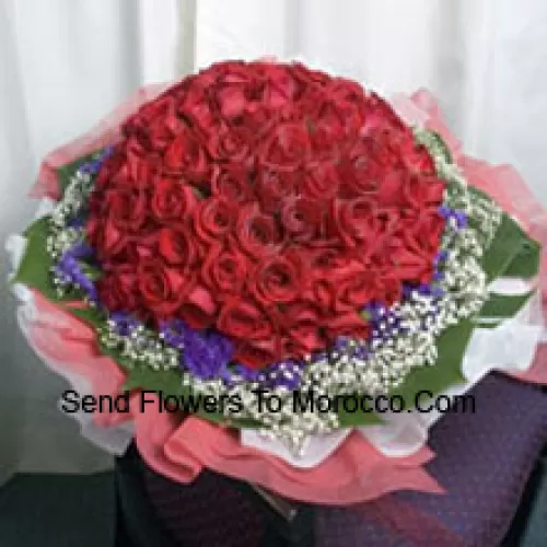 Mazzo di 101 rose rosse con fiori di stagione