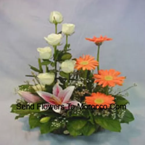 Mand met Assortiment Bloemen, inclusief Lelies, Rozen en Madeliefjes