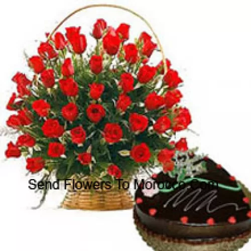 Un Cesto di 51 Rose Rosse con Riempitivi Stagionali e una Torta al Cioccolato Truffa a Forma di Cuore da 1 Kg (2,2 libbre)