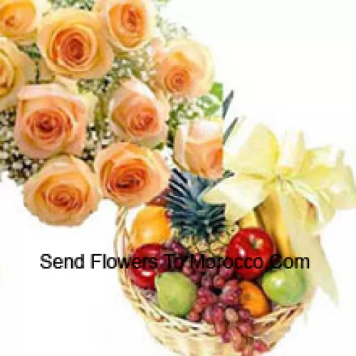 Bouquet de 11 roses orange avec panier de fruits frais de 3 kg