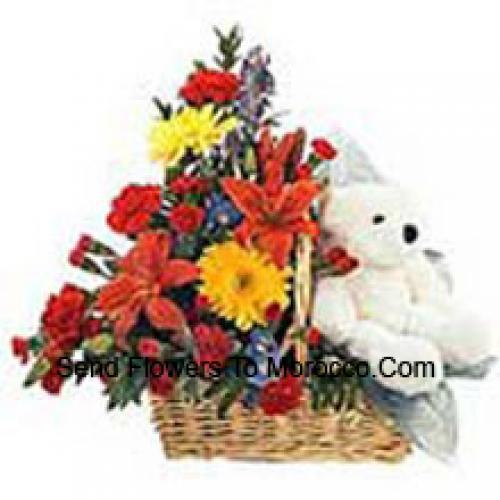 Mandje met verschillende bloemen met teddybeer