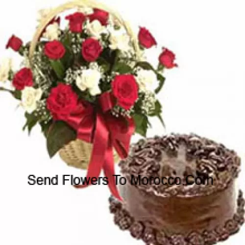 Cesta com 25 rosas coloridas mistas e um bolo de chocolate de 1 kg (2,2 libras)