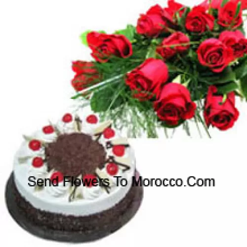 Mazzo di 11 rose rosse con 1 kg di torta foresta nera