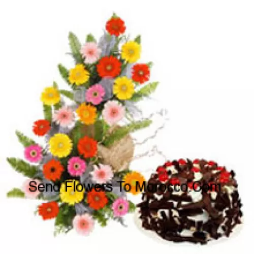 Cesta com 25 gerberas coloridas mistas junto com bolo de chocolate crocante de 1 kg