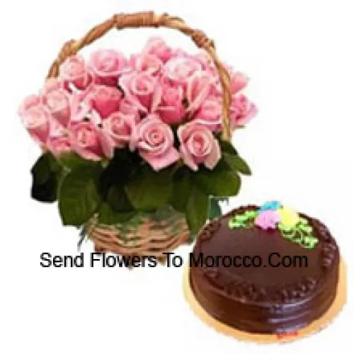 Mand van 25 Roze Rozen samen met een 1 kg Chocolade Truffel Cake