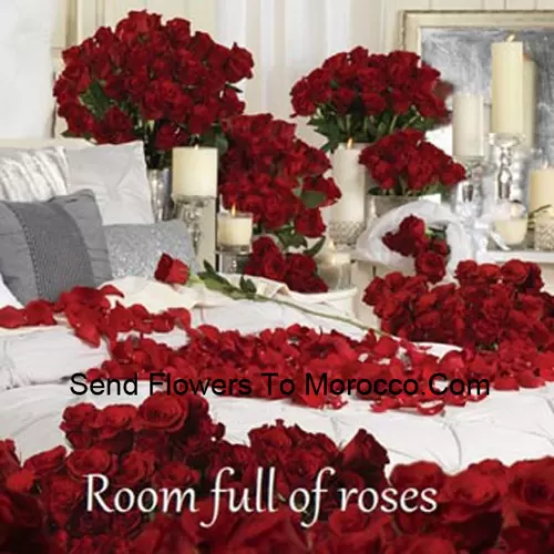 Notre chambre pleine de roses comporte de nombreux arrangements de roses rouges - Le nombre total de roses dans le forfait est de 1001