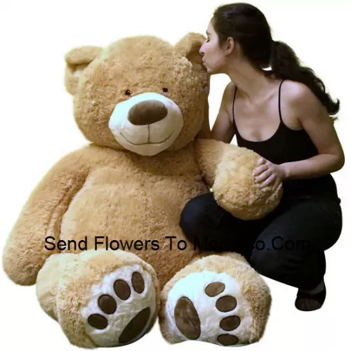 Een reusachtige teddybeer van 4 voet (48 inch / 122 centimeter) hoog in het bruin