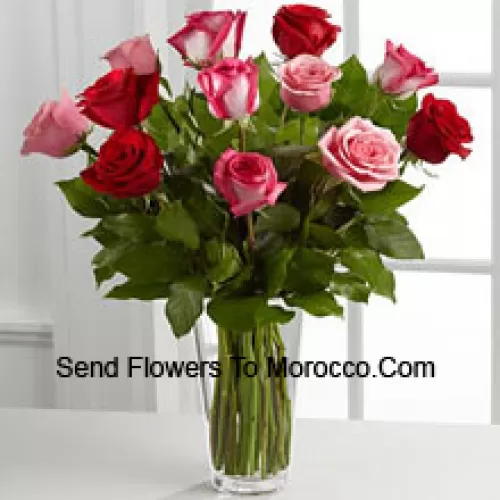 5 Roses Rouges, 4 Roses Roses et 4 Roses Bicolores Avec des Remplissages Saisonniers Dans un Vase en Verre