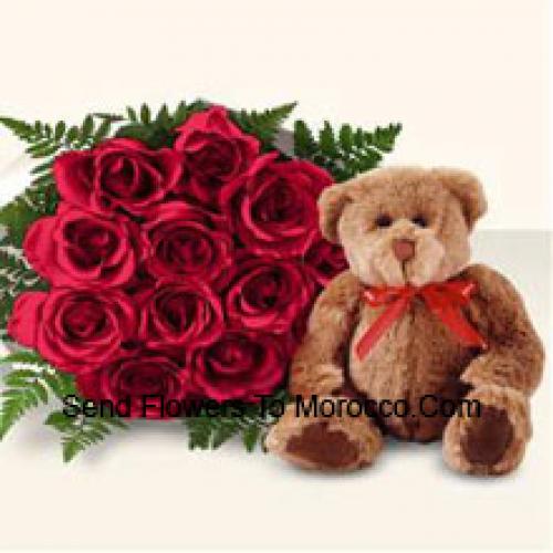 11 Rote Rosen mit niedlichem braunen Teddy