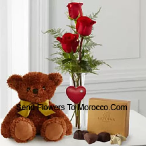 Três rosas vermelhas com algumas samambaias em um vaso, um fofo urso de pelúcia marrom de 10 polegadas e uma caixa de chocolates Godiva. (Reservamo-nos o direito de substituir os chocolates Godiva por chocolates de valor equivalente em caso deindisponibilidade dos mesmos. Estoque limitado)