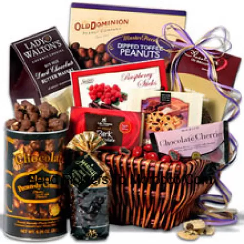 Valentijnscadeaumand met chocolade-amandel-pecan-dy crunch, donkere chocolade handtekeningreep, donkere frambozenstokjes, gedoopte toffee pinda's, donkere chocolade boterwafels, donkere chocolade rozijnen, chocoladekoekjes met stukjes shortbread, melkchocolade-amandelboter crunch en chocolade overtrokken kersen (Let op: we behouden het recht om elk product te vervangen door een geschikt product van gelijke waarde in geval van niet-beschikbaarheid van een bepaald product)