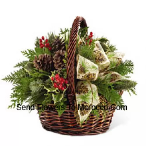 Questo bouquet è un'espressione di ritorno a casa per le vacanze e di sincero allegria. Verde assortito delle feste, agrifoglio variegato, pigne naturali, piccole bacche rosse e bastoncini di cannella sono amorevolmente disposti in un cesto di bambù marrone scuro, decorato con un nastro avorio delle feste, creando un sentimento stagionale di pace e benevolenza. (Si prega di notare che ci riserviamo il diritto di sostituire qualsiasi prodotto con un prodotto idoneo di pari valore in caso di non disponibilità di un determinato prodotto)