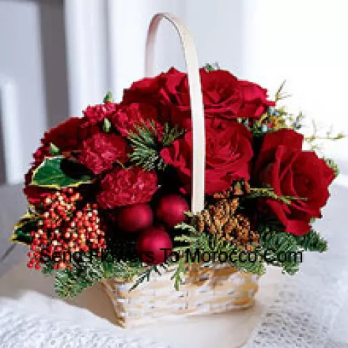 Was gibt es Schöneres als Geschenk für einen Rosenliebhaber als diese saisonale Anordnung von Rosen und Weihnachtsgrün. Ein geschmackvolles Geschenk mit festlichem Flair. (Bitte beachten Sie, dass wir uns das Recht vorbehalten, jedes Produkt durch ein geeignetes Produkt von gleichem Wert zu ersetzen, falls ein bestimmtes Produkt nicht verfügbar ist)