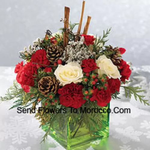 Envie este buquê de cores festivas - rosas brancas, cravos vermelhos e verdes de Natal - para expressar seus mais felizes desejos de feriado. Organizado em um cubo de vidro com paus de canela e pinhas, é um presente maravilhoso para qualquer pessoa em sua lista (Por favor, note que reservamos o direito de substituir qualquer produto por um produto adequado de valor igual, caso um determinado produto não esteja disponível)