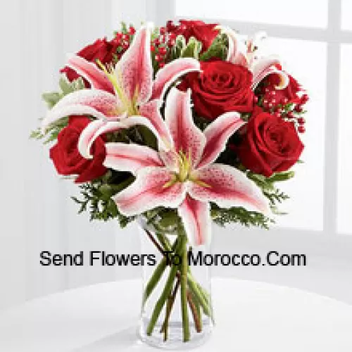 Ce bouquet est un affichage simplement magnifique de glamour saisonnier auquel ils ne pourront pas résister. Les riches roses rouges sont associées à la beauté éblouissante des lys Stargazer, accentuées par des verdure de vacances, des jets de baies et un ruban de satin bordeaux pour un look élégant. Disposé dans un vase en verre transparent, ce bouquet ajoutera à la magie et à l'émerveillement de leurs festivités de vacances. (Veuillez noter que nous nous réservons le droit de substituer tout produit par un produit approprié de valeur égale en cas de non disponibilité d'un certain produit)