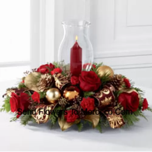 Das goldene Weihnachtszentrum ist die perfekte Darstellung von festlicher Wärme und Fröhlichkeit, um Ihre Freunde und Familie zusammenzubringen. Helle rote Rosen und Mini-Nelken sind wunderschön arrangiert mit festlichen Grünpflanzen und Eukalyptus-Samen, akzentuiert mit goldenen Tannenzapfen, gold- und kupferfarbenen Glaskugeln sowie burgunderrotem und goldenem Drahtband, das ein Glas-Hurrikan umgibt. (Bitte beachten Sie, dass wir uns das Recht vorbehalten, jedes Produkt durch ein geeignetes Produkt von gleichem Wert zu ersetzen, falls ein bestimmtes Produkt nicht verfügbar ist)