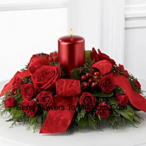 Un vivace display di calore e allegria natalizia. Ricche rose rosse e spray di rose, bacche di iperico rosso e lussureggianti verdi natalizi circondano una candela rossa metallica per creare un centrotavola che scalda il cuore. Addobbato con un luminoso nastro rosso, questo design porterà lo spirito delle festività alle loro riunioni e celebrazioni con stile e grazia. (Si prega di notare che ci riserviamo il diritto di sostituire qualsiasi prodotto con un prodotto idoneo di valore equivalente in caso di non disponibilità di un certo prodotto)